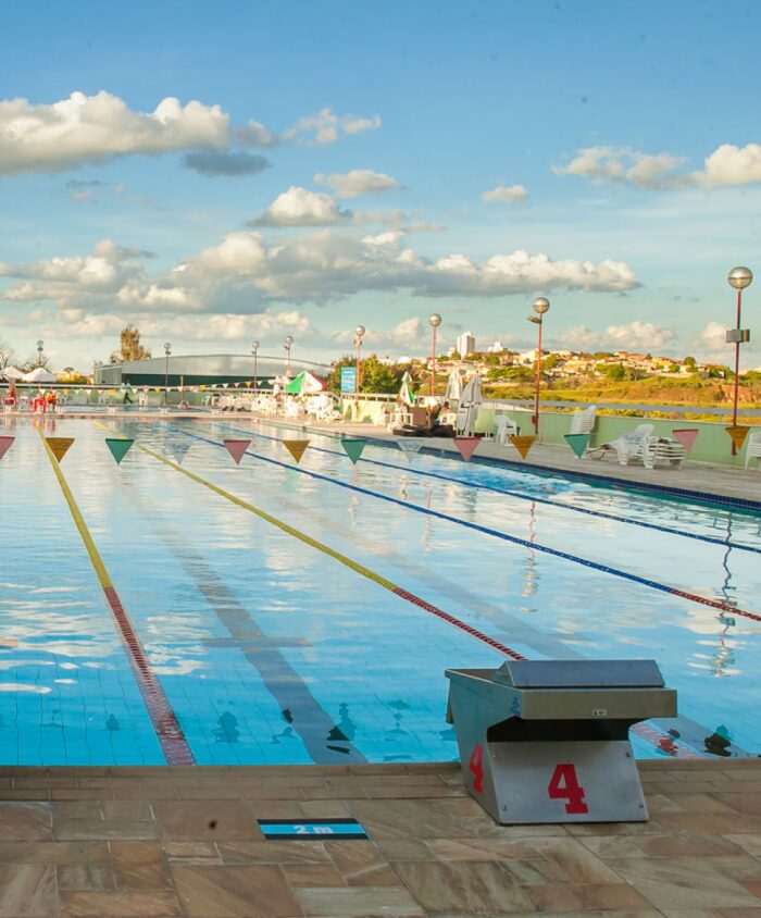 Imagem da piscina com raia do Clube Jaraguá com área esportiva. Piscina com raia do Clube Jaraguá com área esportiva.