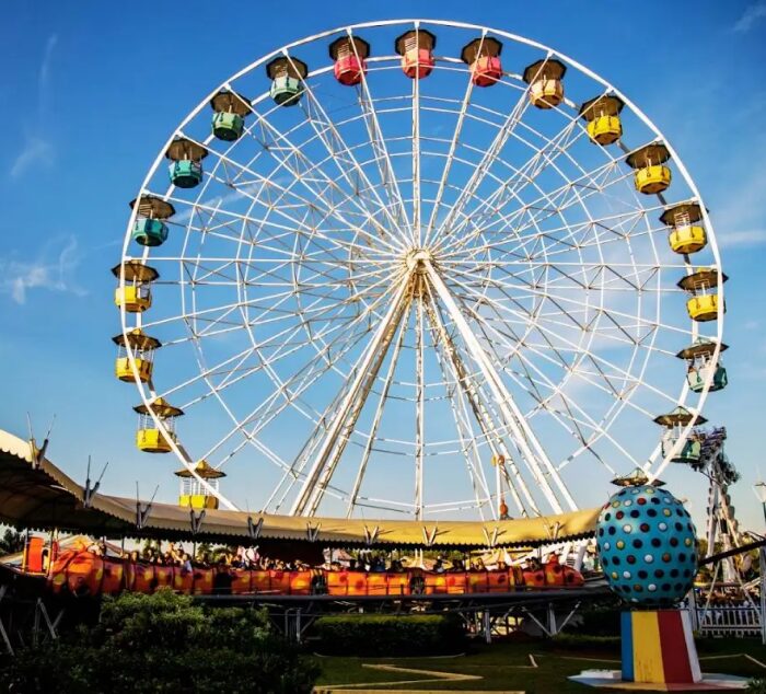 Vista da Roda Gigante do Parque Guanabara, tradicional parque de diversões em Belo Horizonte. Imagem da Roda Gigante do Parque Guanabara, tradicional parque de diversões em Belo Horizonte.