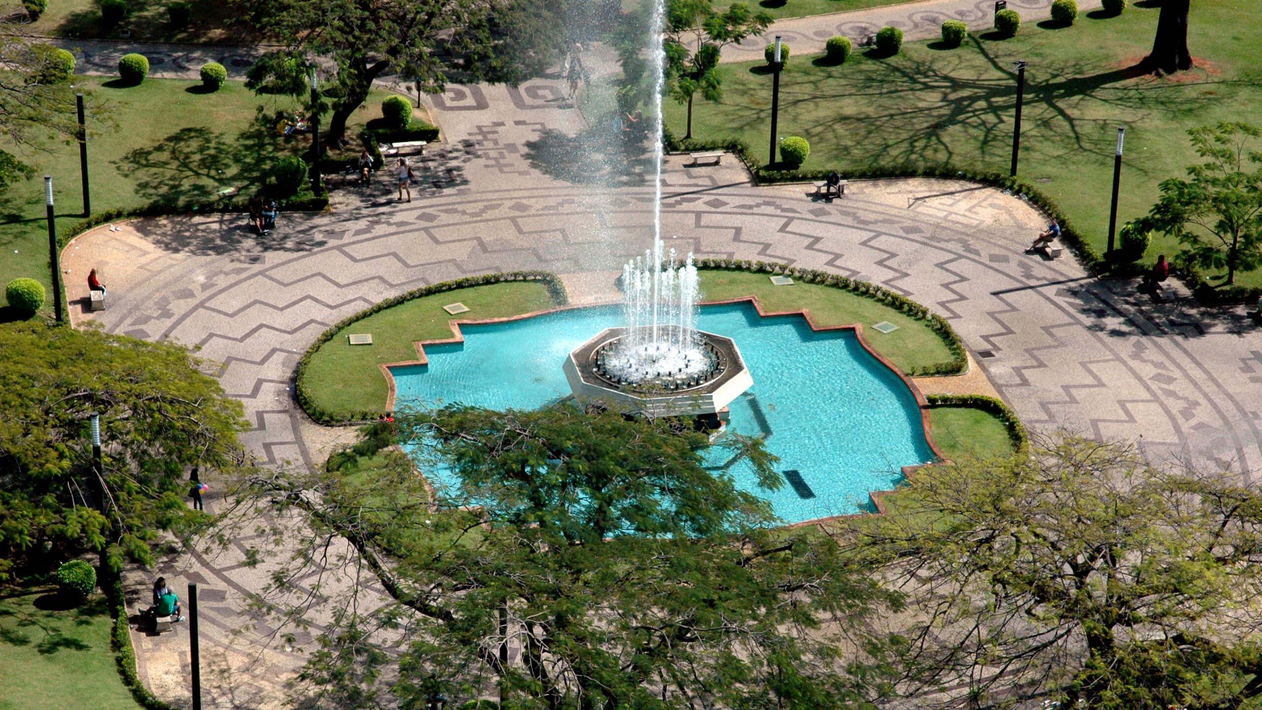 Imagem da fonte luminosa da Praça Raul Soares em Belo Horizonte.