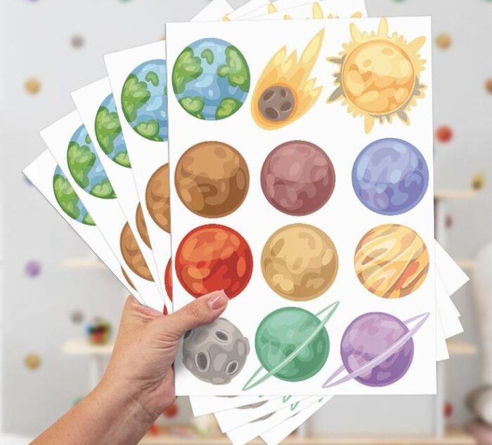A imagem mostra uma paleta de adesivos que pode transformar o quarto infantil com praticidade e economia. Adesivo para decorar parede temático.