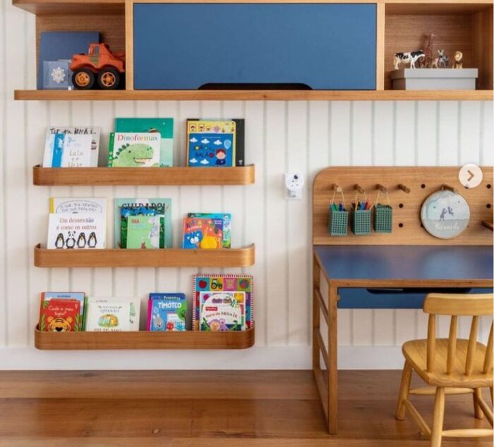 Esse ambiente acolhedor é perfeito para desenvolver o hábito da leitura e proporcionar momentos de diversão para os pequenos. Cantinho de leitura com livros e brinquedos infantis.