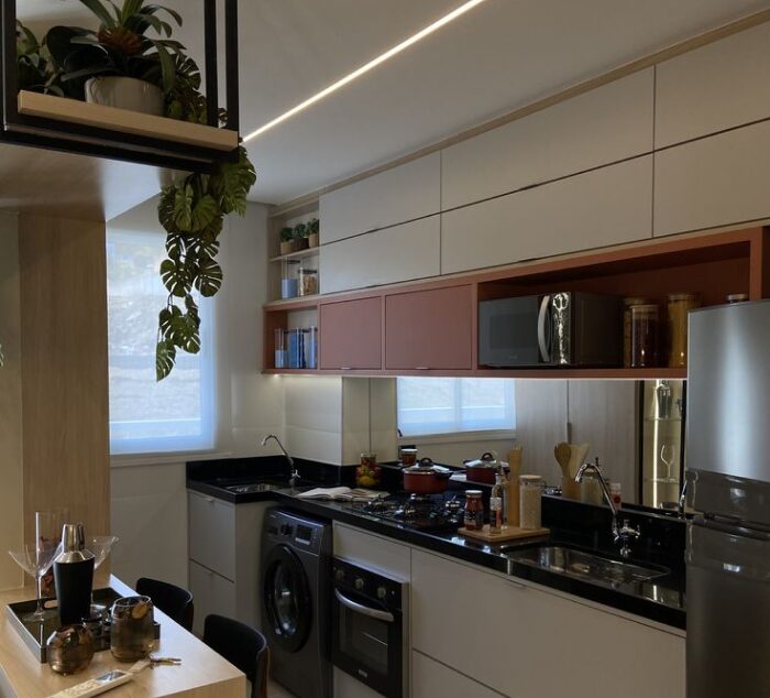 A imagem mostra como integrar nichos, prateleiras e suportes metálicos para criar um ambiente funcional, ideal para quem tem pouco espaço mas não abre mão de praticidade. Cozinha organizada com prateleiras, nichos e utensílios.
