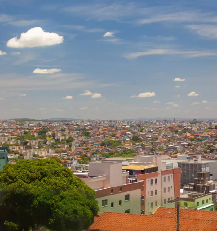 Vista aérea do Barreiro com destaque para áreas residenciais e verde.
