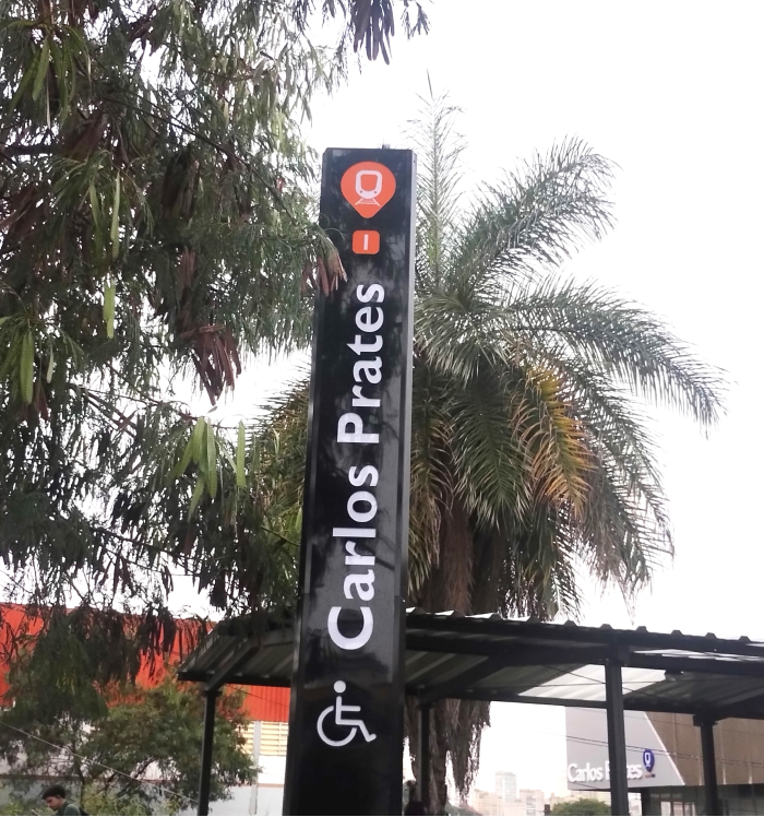 A foto exibe a entrada da estação Carlos Prates, uma das facilidades de mobilidade urbana que fazem do Barro Preto uma escolha inteligente para quem quer morar bem localizado. Entrada da Estação de Metrô Carlos Prates, em Belo Horizonte.