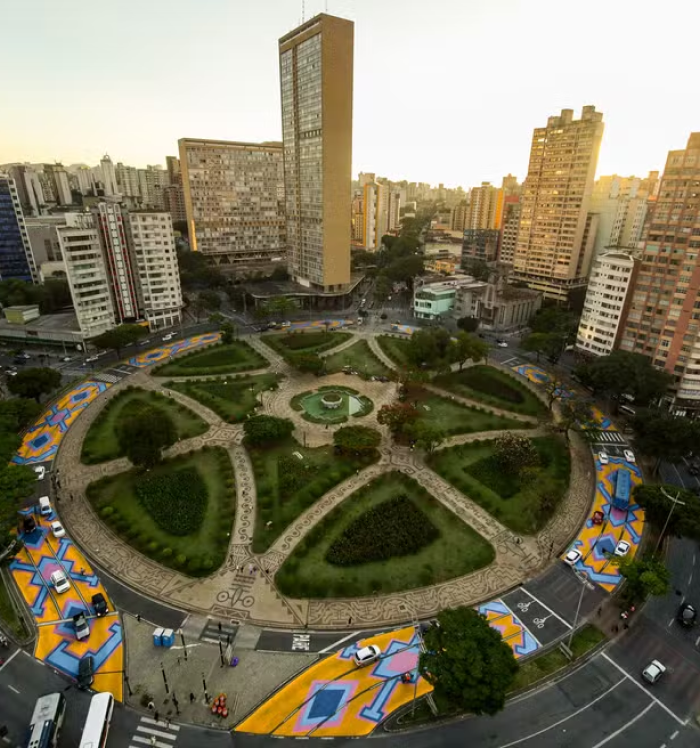 A foto mostra a tradicional Praça Raul Soares, localizada nos arredores do Barro Preto, reconhecida por sua beleza, importância histórica e acessos a diferentes regiões da cidade. Praça Raul Soares com seu jardim central e fluxo de carros ao redor.