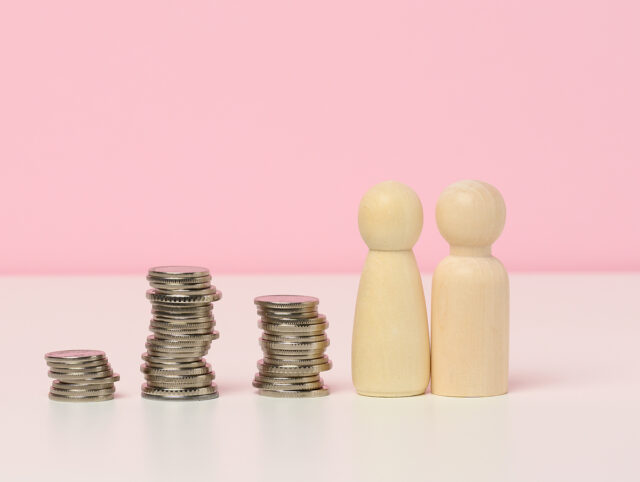 Imagem simbolizando um casal avaliando se faz um financiamento imobiliário com composição de renda
