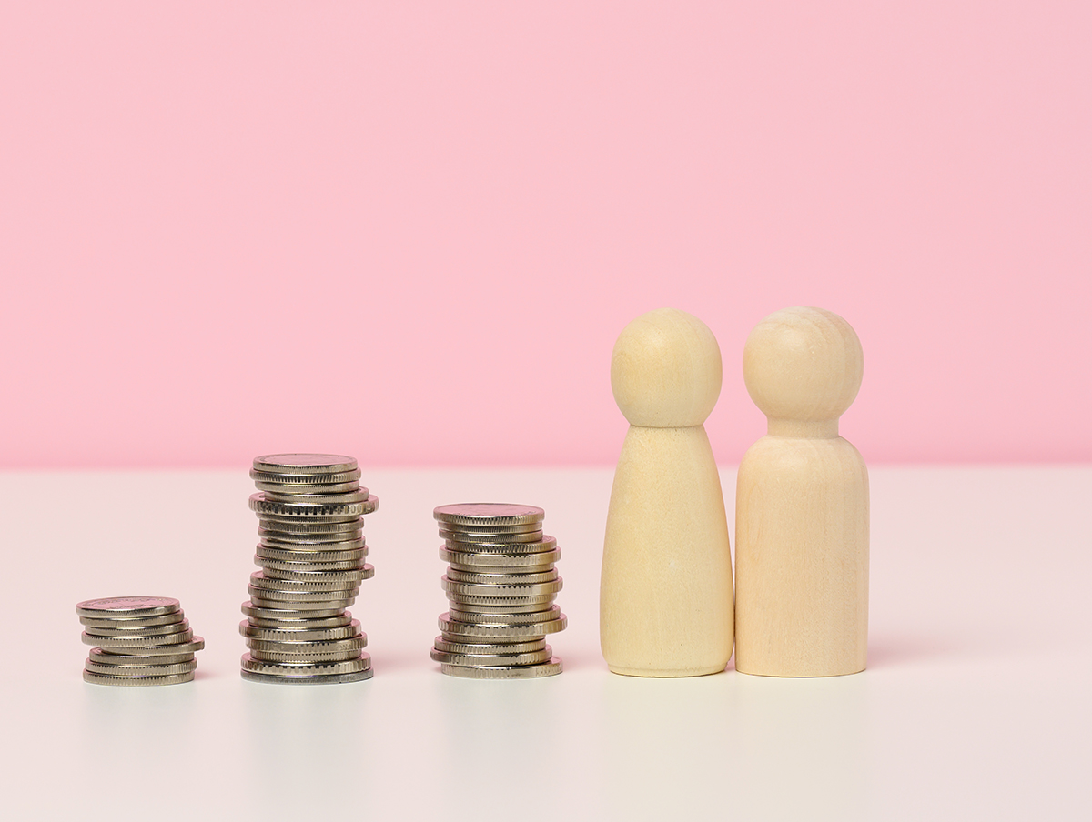 Imagem simbolizando um casal avaliando se faz um financiamento imobiliário com composição de renda