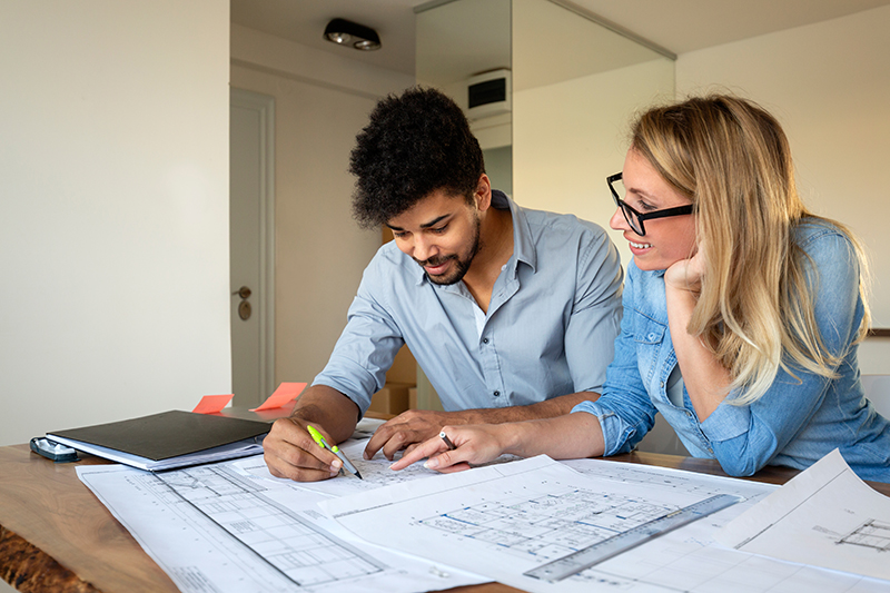 Casal decidindo entre comprar apartamento pronto ou na planta