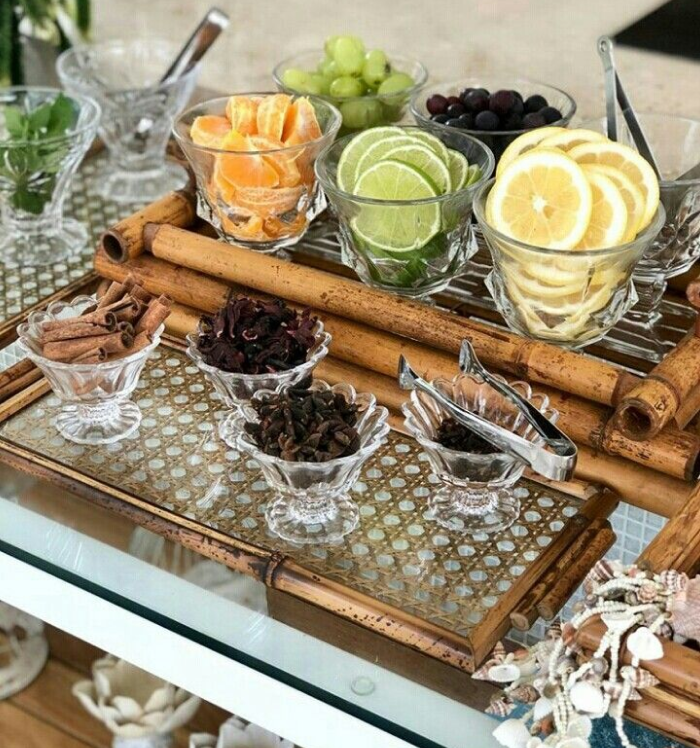 Uma bandeja para agrupar bebidas, taças e pequenos aromatizadores. Bandejas, suportes e peças funcionais para organizar.