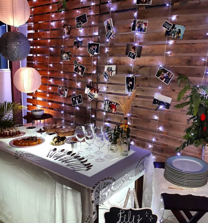 Fotografias reveladas colocadas em pequenos porta-retratos minimalistas como decoração de Ano Novo. Fotografias reveladas colocadas em pequenos porta-retratos minimalistas.