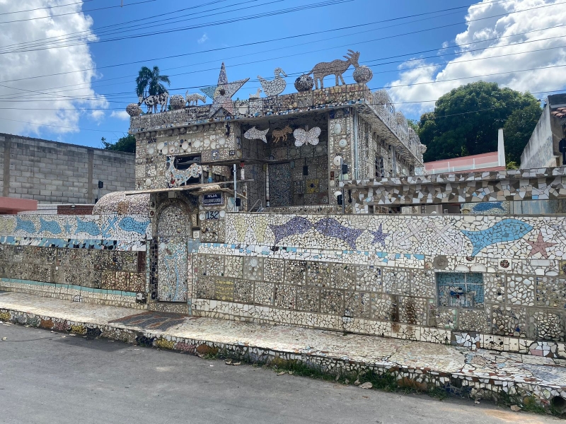Casa dos Cacos, revestida de fragmentos de cerâmica, cacos de louça e outros materiais. 
